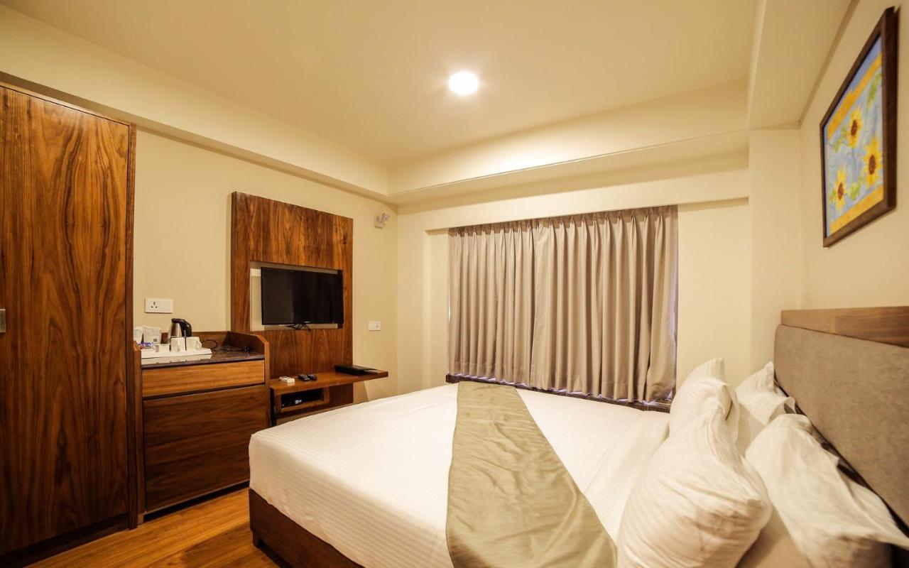 Hotel The Basil Park Bhavnagar Exterior foto