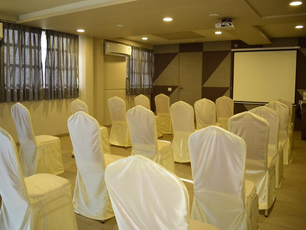 Hotel The Basil Park Bhavnagar Exterior foto