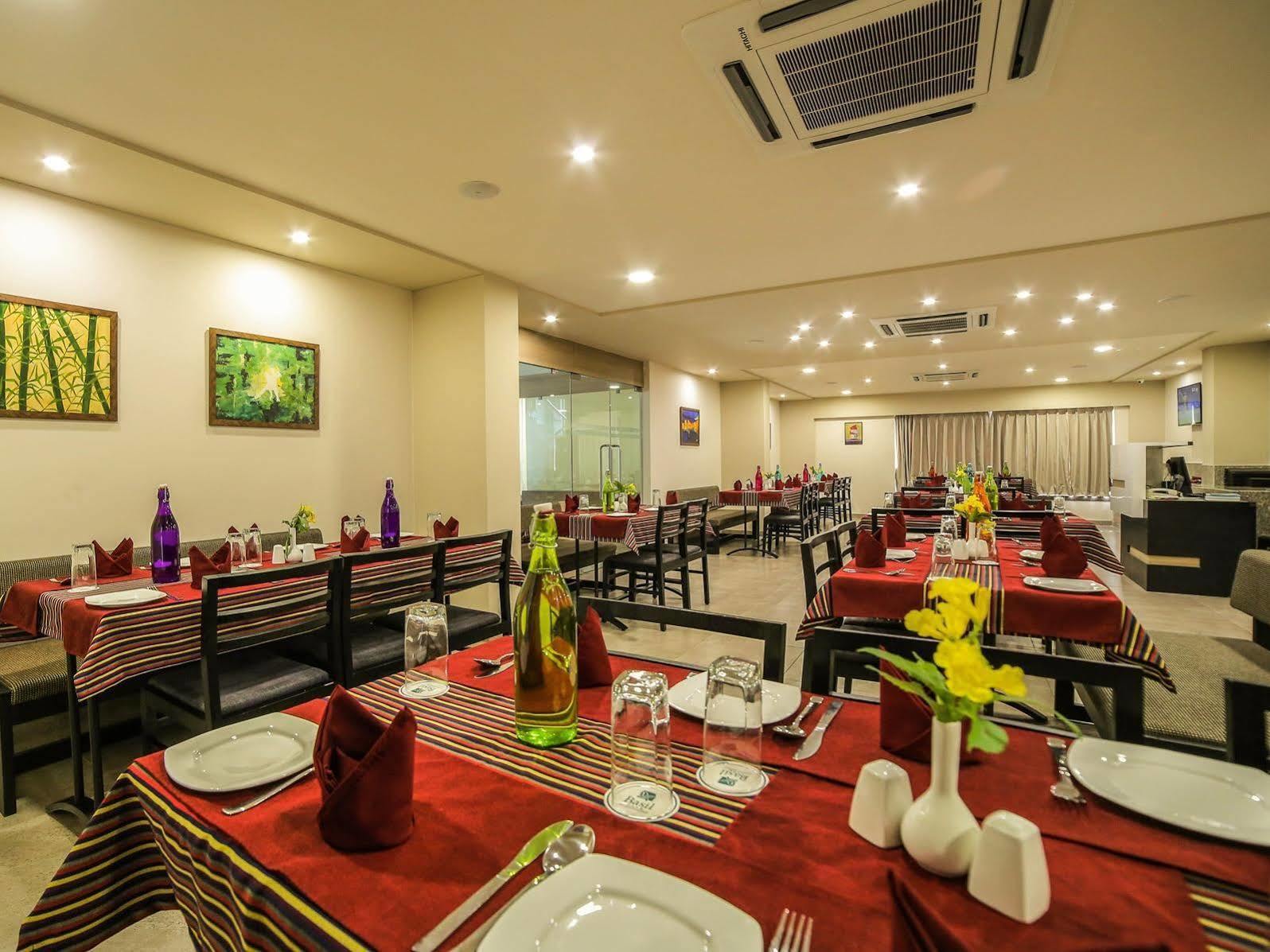 Hotel The Basil Park Bhavnagar Exterior foto