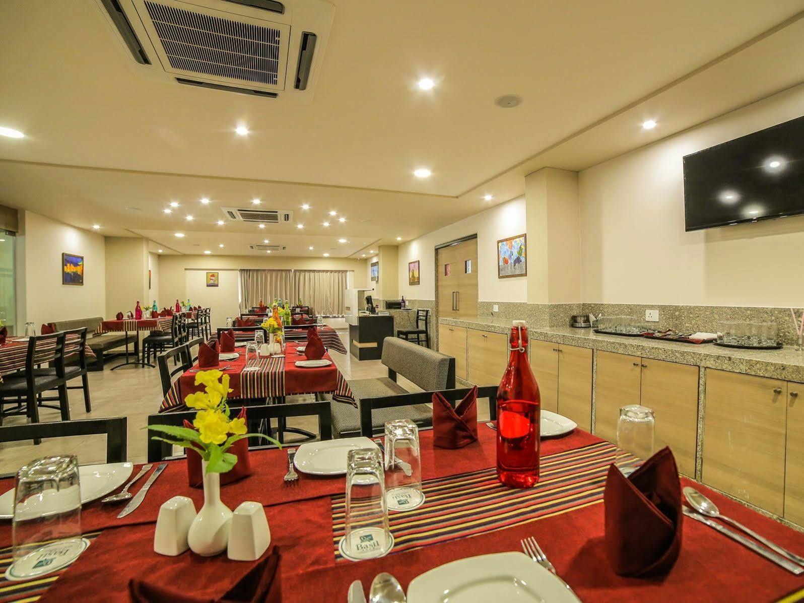 Hotel The Basil Park Bhavnagar Exterior foto